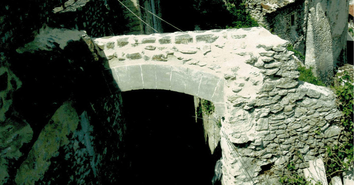 2007_Facchineri-et-fils_Vaison-la-Romaine_Arche_Chaux-armature-laiton