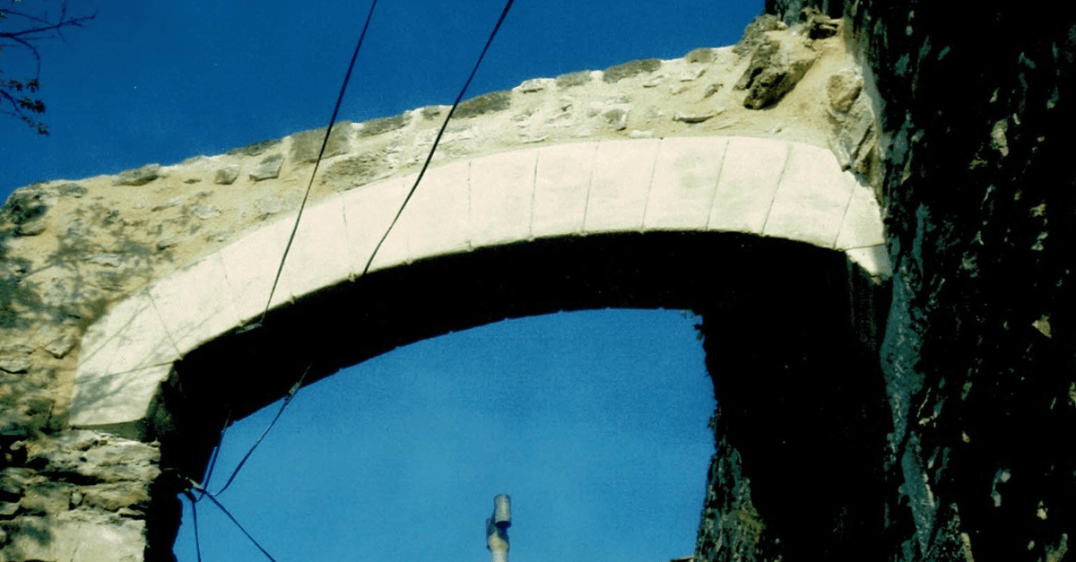 2007_Facchineri-et-fils_Vaison-la-Romaine_Arche_Chaux-armature-laiton