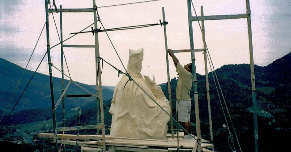 statue de pierre géante taillée et installée par Facchineri et fils